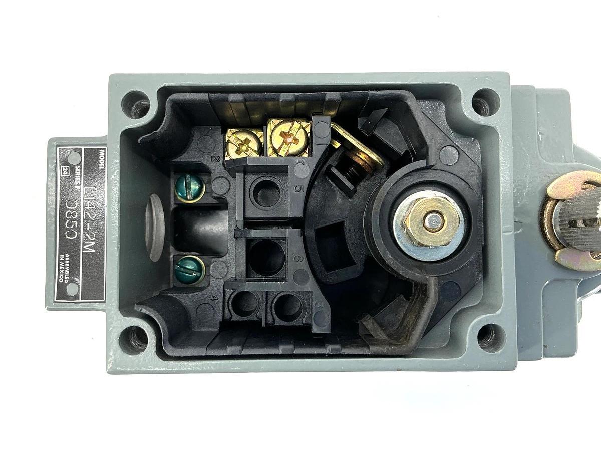 New Square D L142-2M Ser F Limit Switch RB Denison Lox-Switch 10A 600VAC L1422M