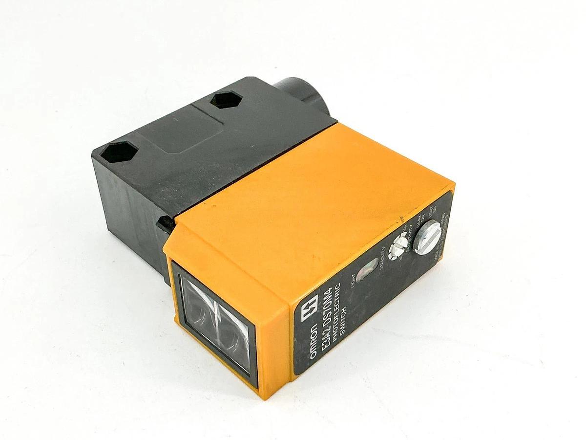 New Omron E3A2-DS70M4 Photoelectric Switch 24-240Vac 12-240VDC - No Box