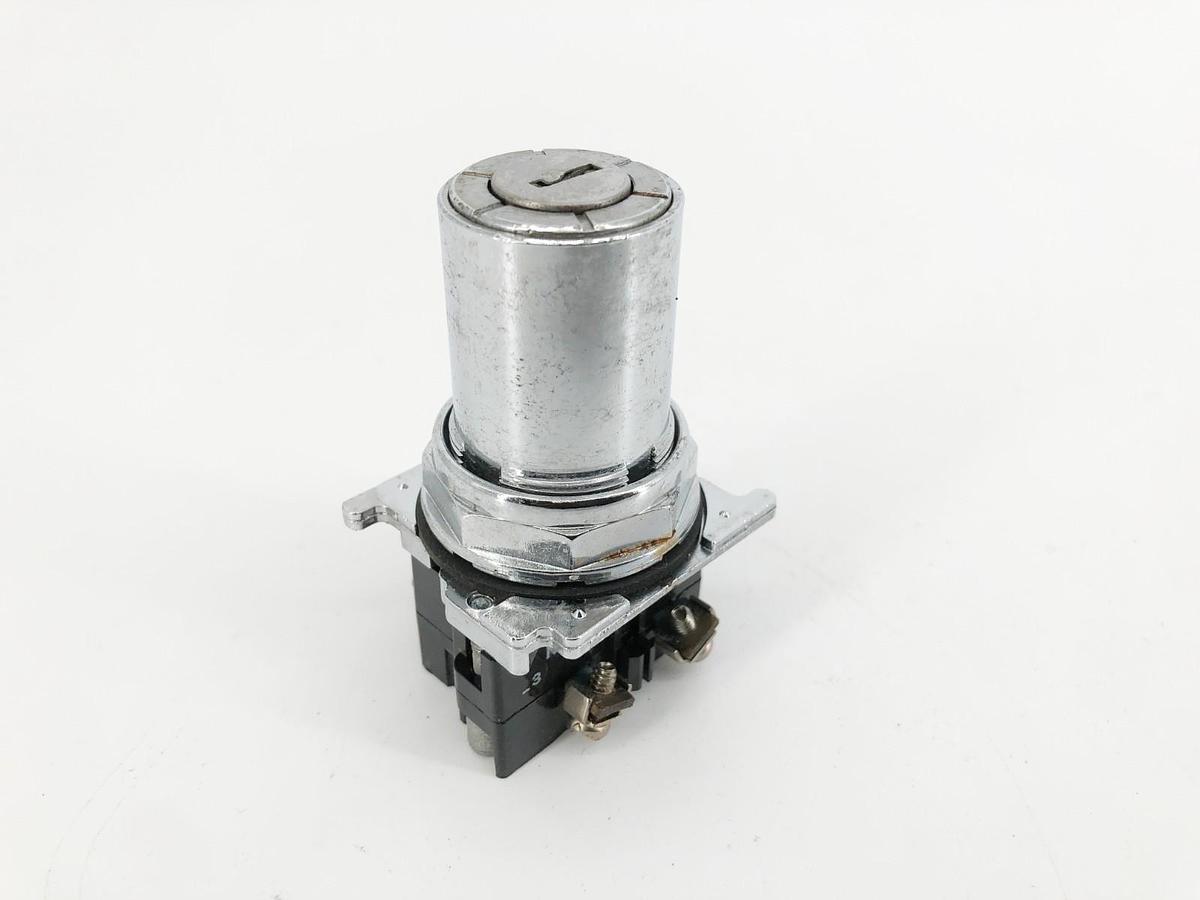 New Cutler Hammer 10250T/9100T Keyed Selector Switch 3-Pos. No Keys - No Box