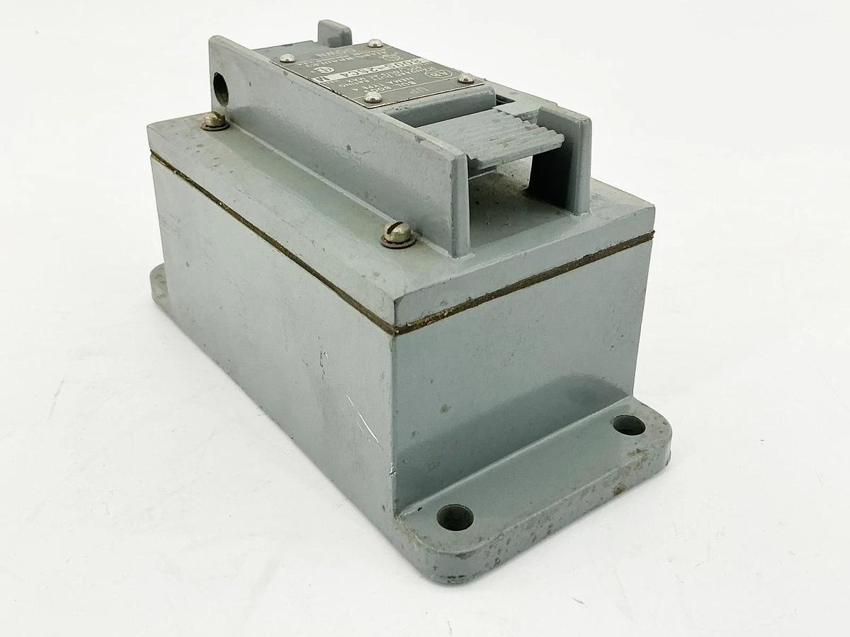 New Allen Bradley 800S-2SC4 Momentary Operated Lever 600V NEMA 4 Ser.M - No Box