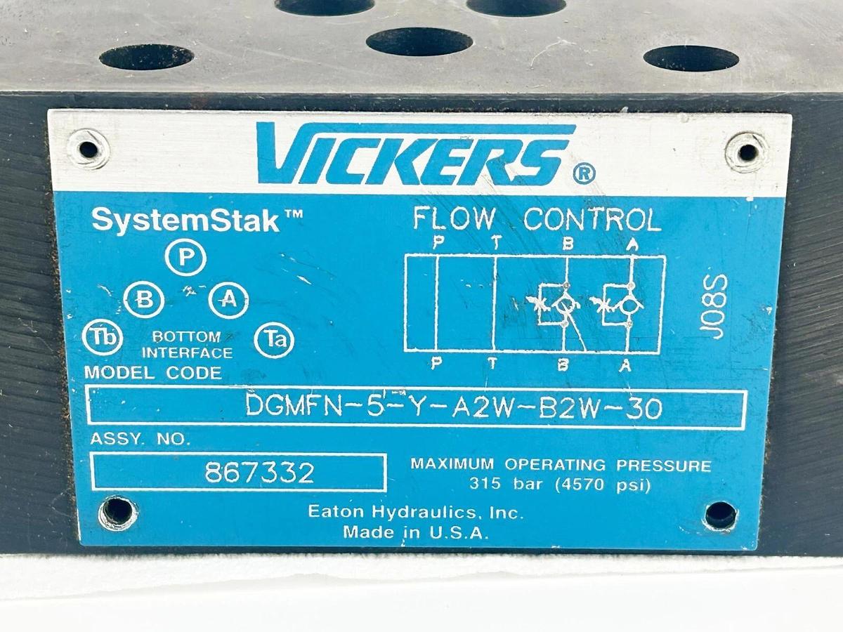 New Eaton Vickers DGMFN-5-Y-A2W-B2W-30 Valve 867332 - Missing one check valve