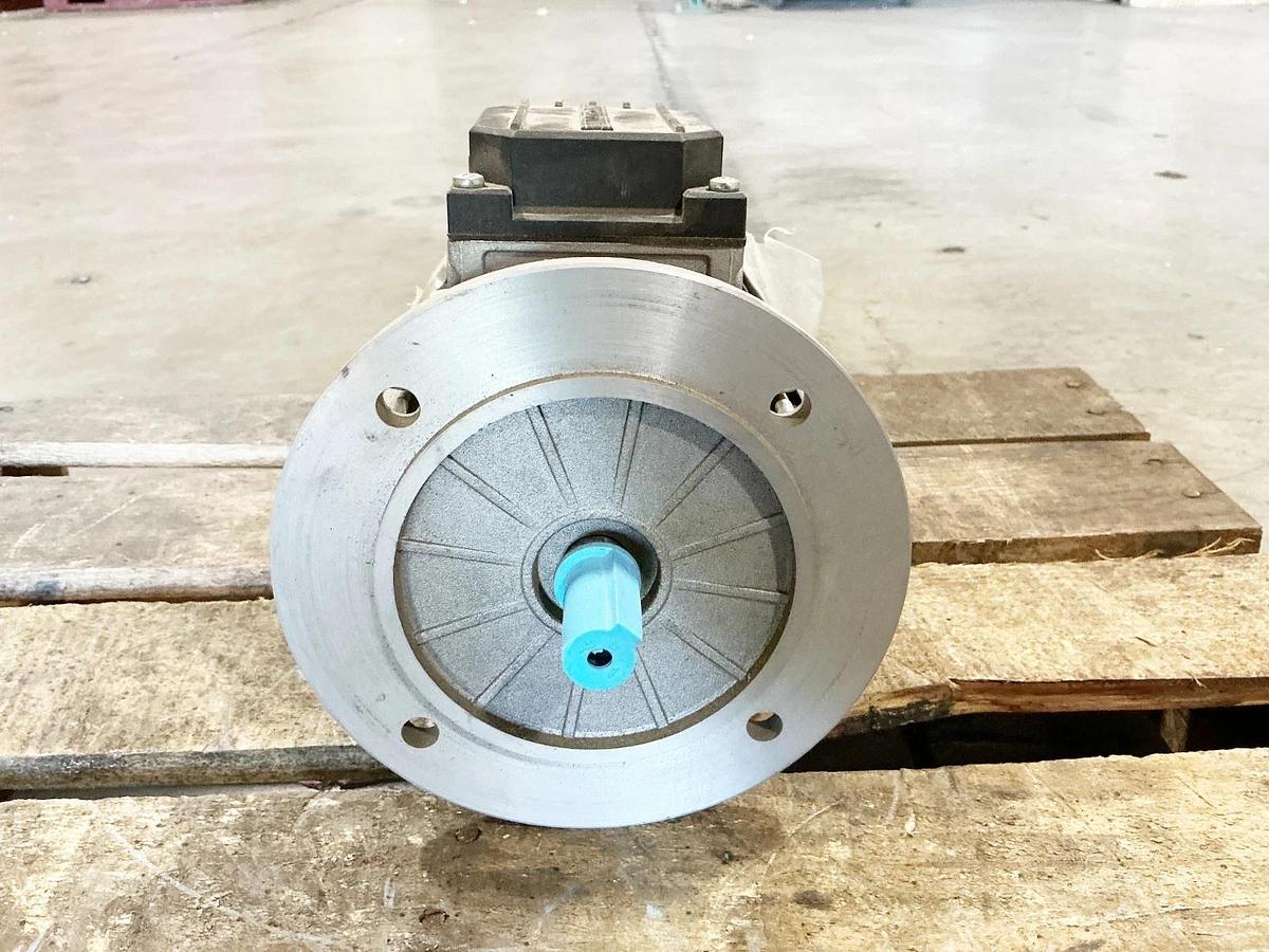 New Baldor MVM5300D-5 Electric Motor 575V 3440RPM 60Hz Type SMX71A2 - No Box