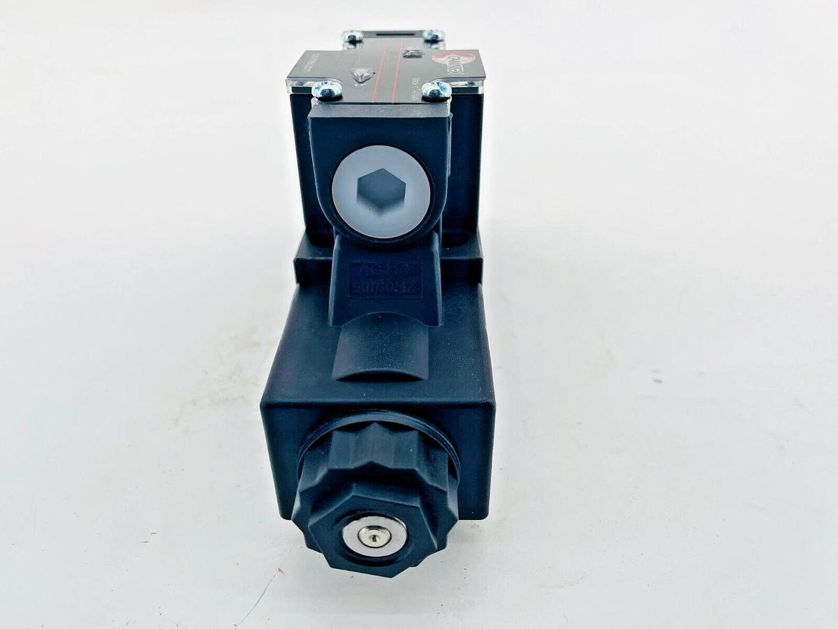 New Hystar Canimex DSG-3C2-01-A110 Solenoid Valve DSG-3CS-01 FACTORY BOX