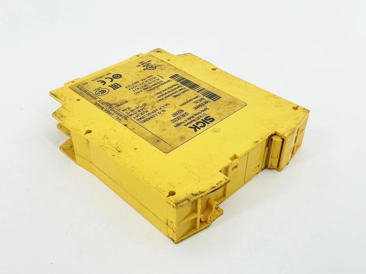 Used Sick UE48-30S3D2 Safety Relay 24VDC 2.6W 5VA 6025097- Parts Only