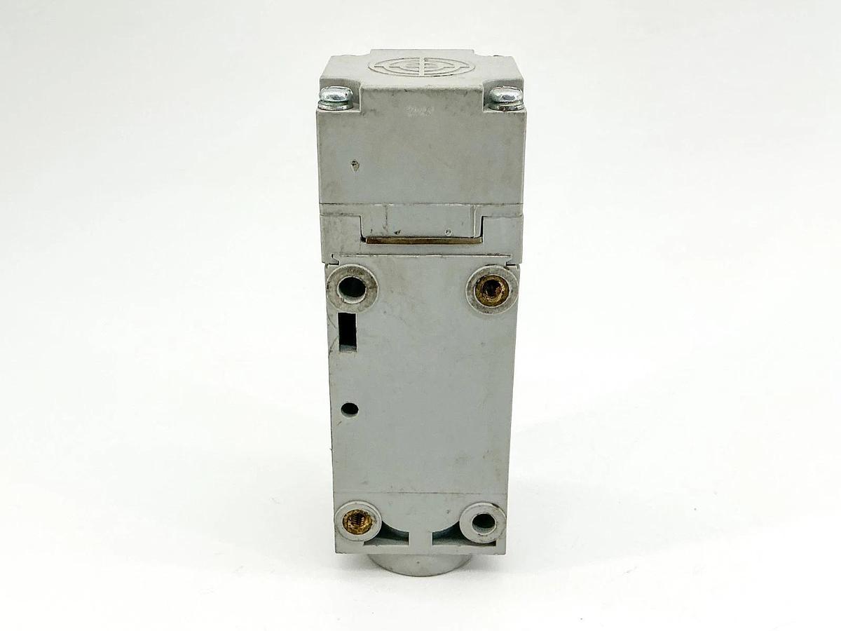 New Allen Bradley 802PR-LACH2 Proximity Switch 60-132VAC Ser.C - No Box