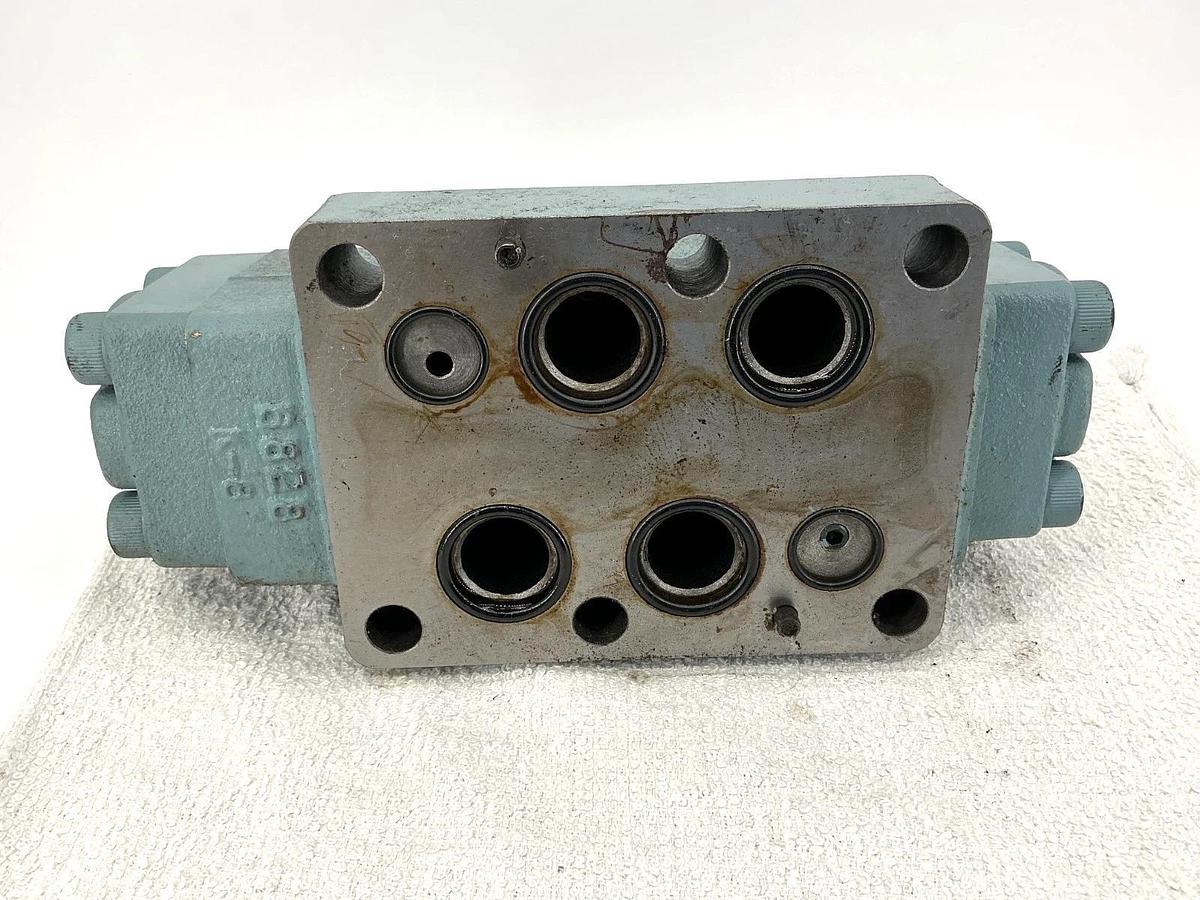 Used Nachi DSS-G06-C6-AR-C115-E22 Solenoid Directional Control Valve 4-Way