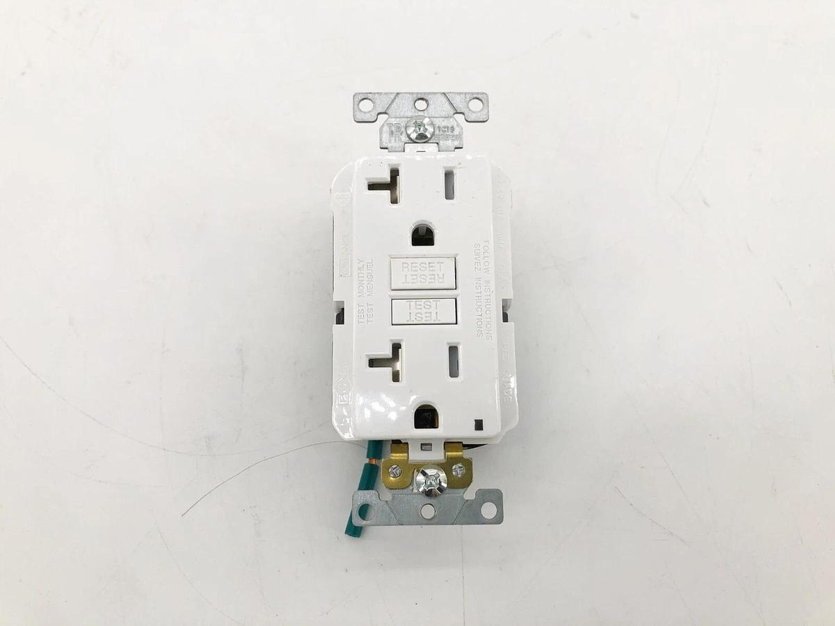 New Leviton GFTR2-3LW Duplex Receptacle Outlet White 20A 125V AC/CA