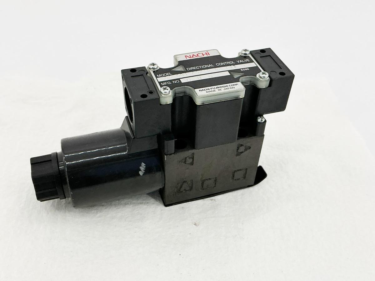 New Nachi SS-G01-A3X-R-D2-E31 Directional Control Valve W/ Light 5075PSI No Box