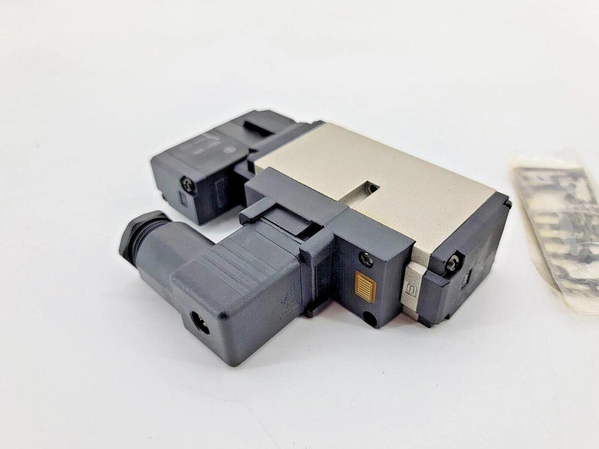 New SMC NVFS3111R-5DZ Solenoid Pilot Valve 21-26VDC, 0.15-1MPa Supply Press.