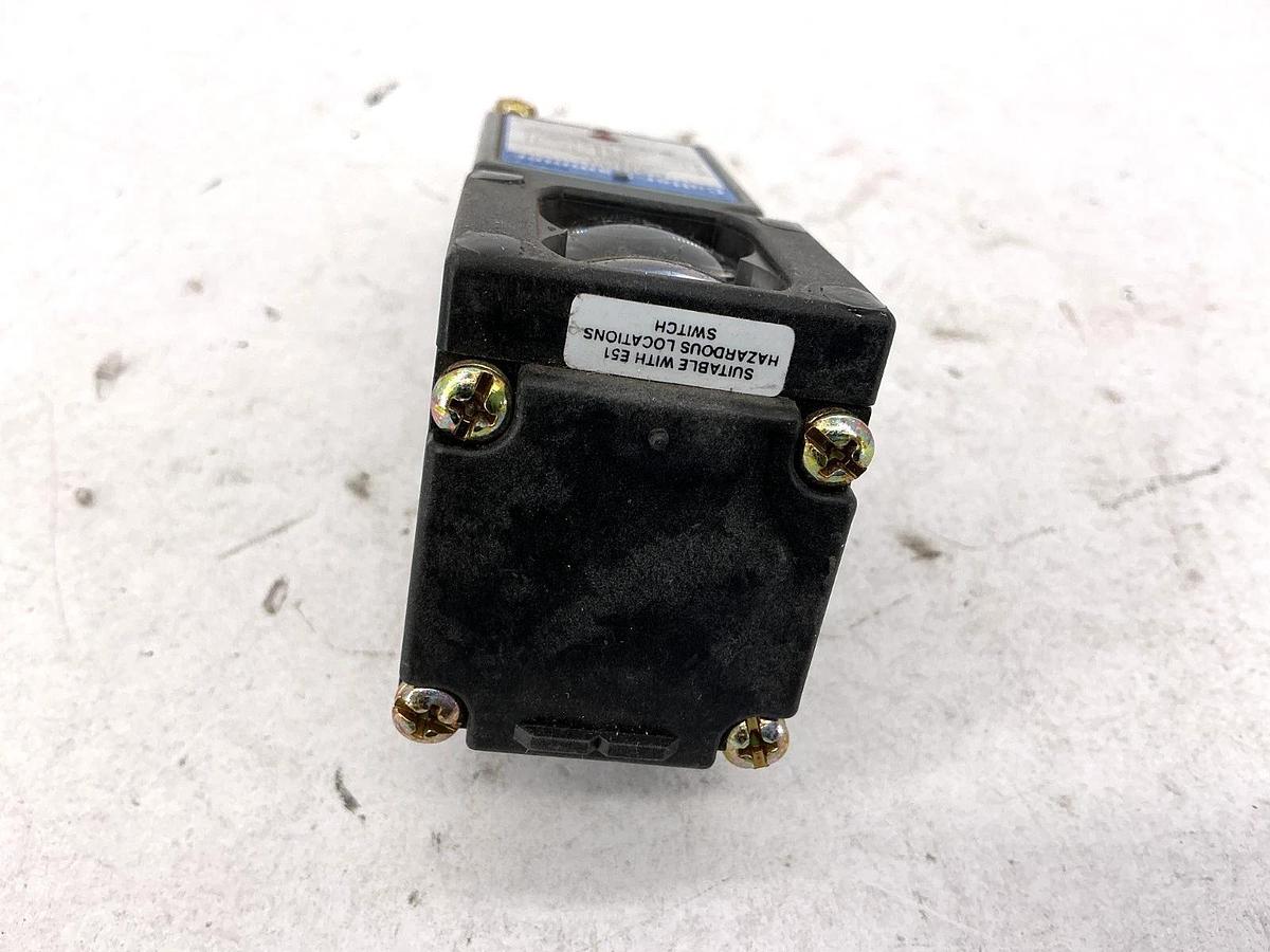 Used Eaton Cutler-Hammer E51DEL Photoelectric Thru-beam Source Head & Body 120VAC