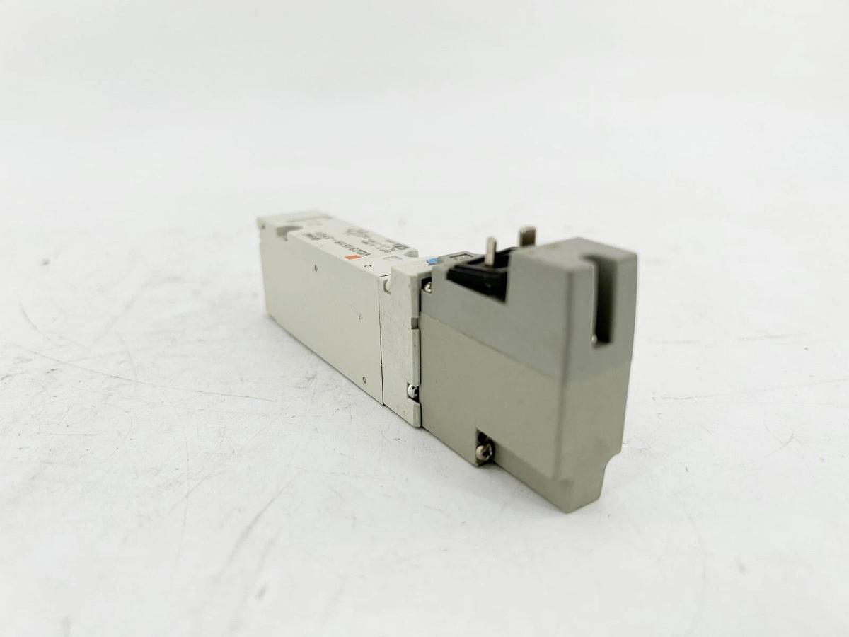 New SMC VQZ3151R-3Y01 Pneumatic Solenoid Valve