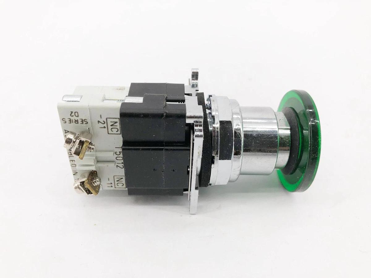 New Cutler-Hammer 10250T463-3C48X Oil Tight Illuminated Green Push-Pull Device
