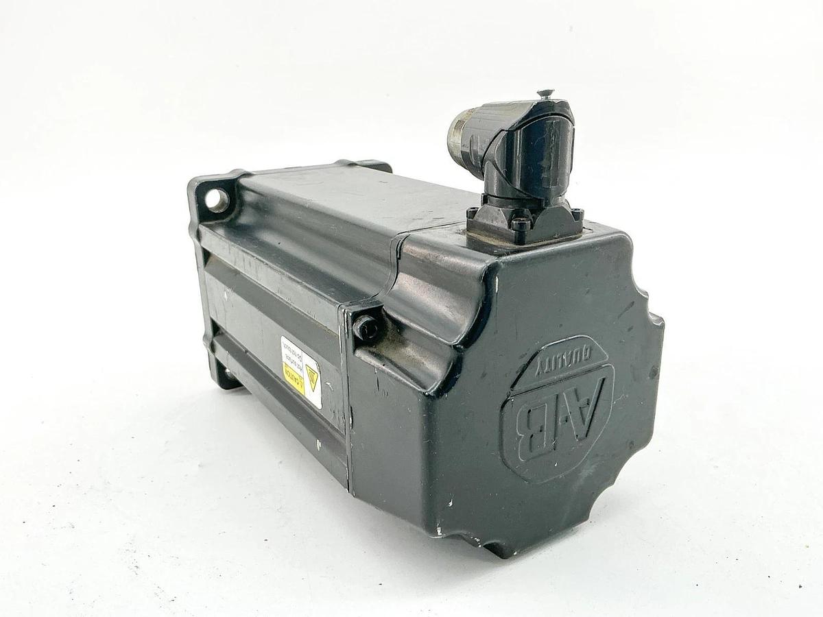 New Allen Bradley VPL-B1304E-PJ12AA Servo Motor 480V 3PH 3500RPM Ser.A - No Box