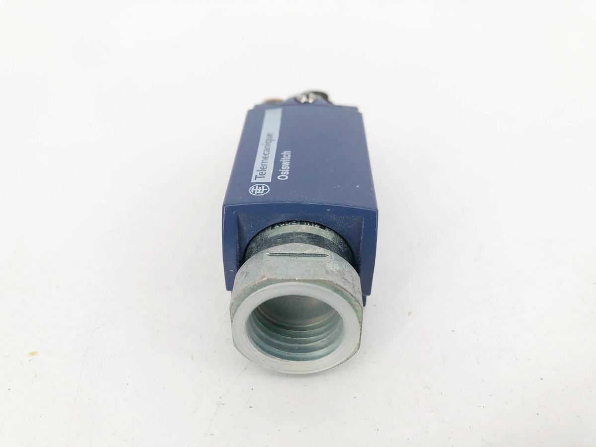New Telemecanique XCKD2121N12 Limit Switch 240VAC 10A ZCD21 5WJE0