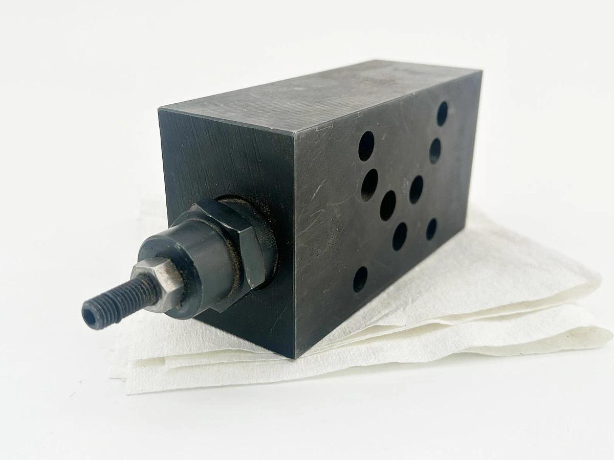 New Eaton Vickers DGMFN-5-Y-A2W-B2W-30 Valve 867332 - Missing one check valve