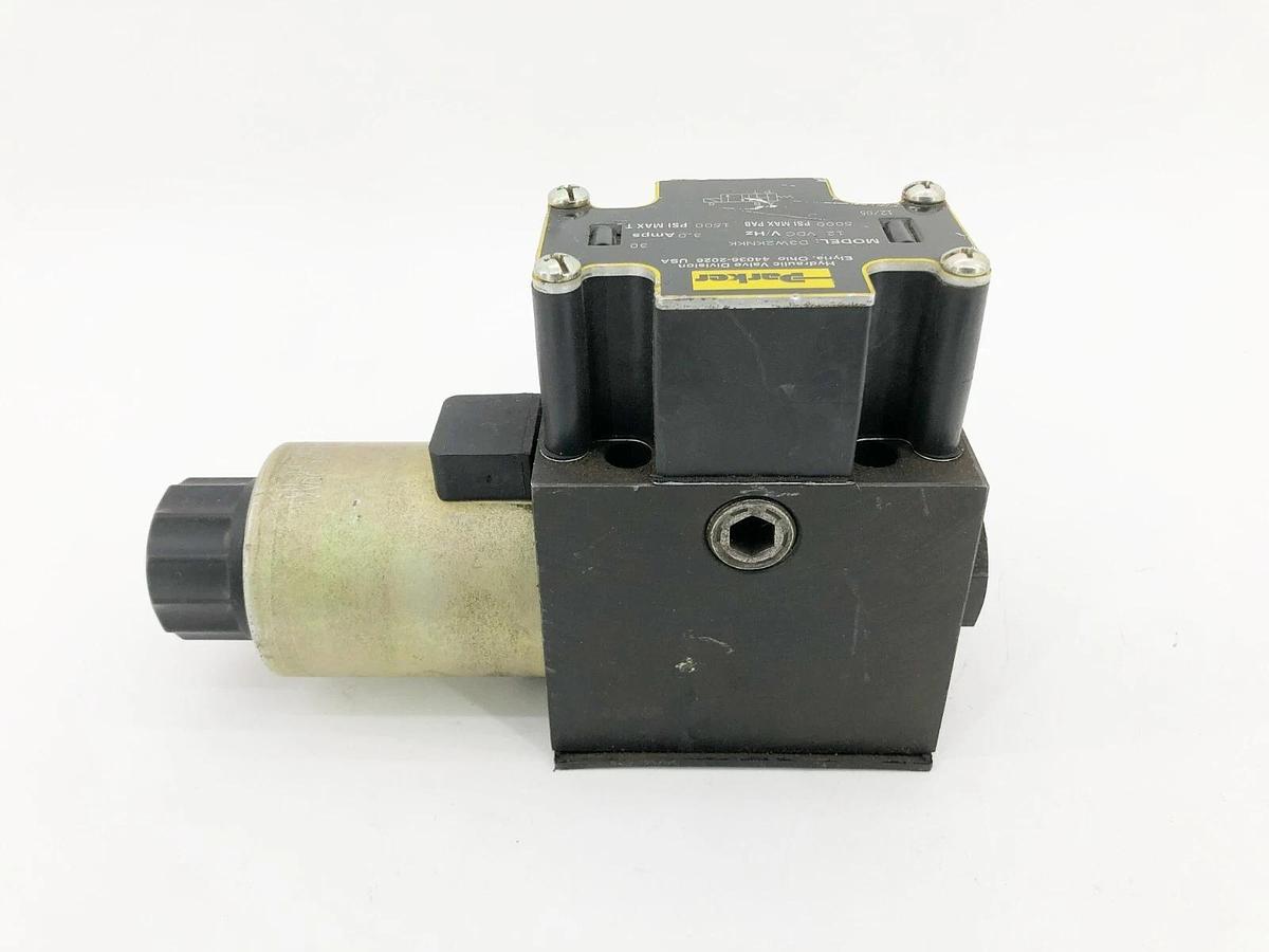 New Parker D3W2KNKK Directional Control Valve 12VDC 3A 5000psi Max