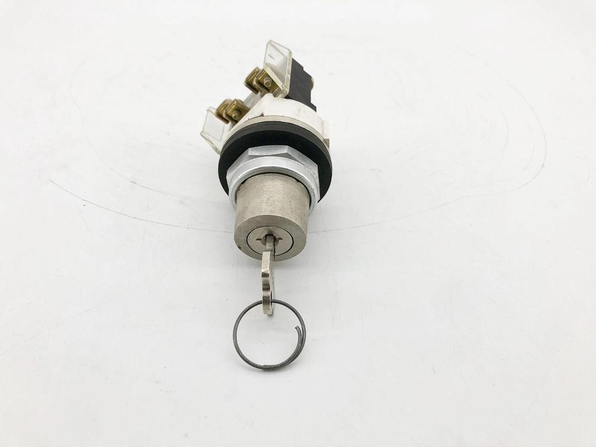 New Allen-Bradley 800T-H33KB6 Ser. T Selector Switch - No Box