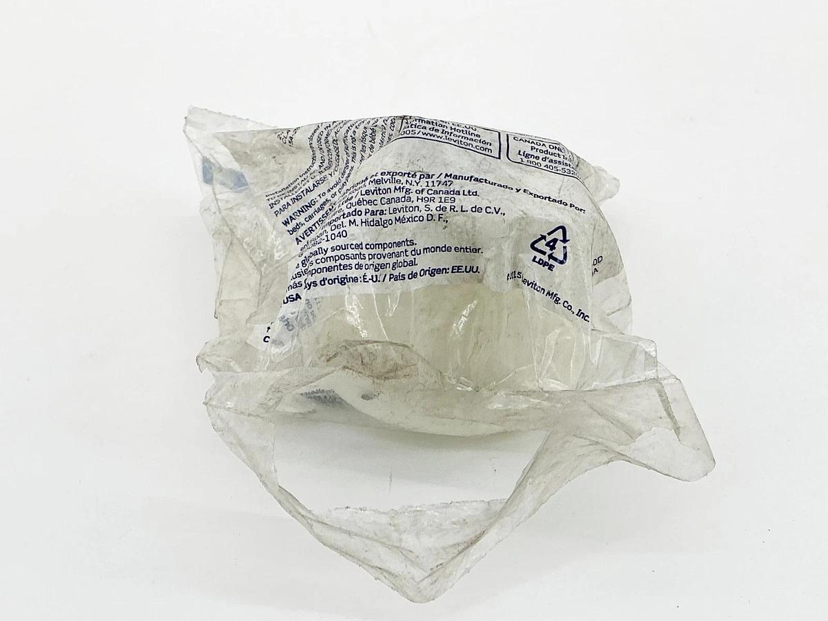 New Leviton 069-4586-C Blade and Locking Outlet 2P 3Wire