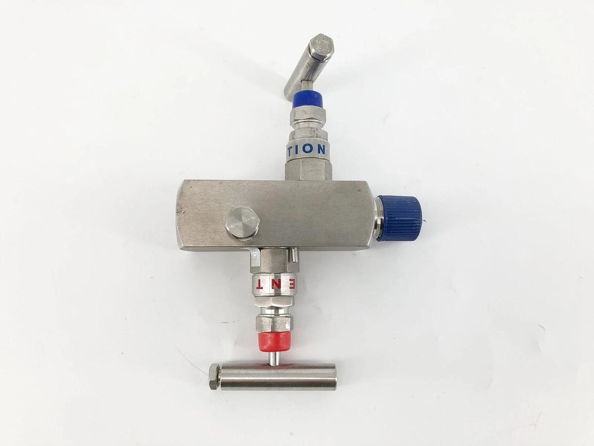 New Ashcroft 04V012VASS50 Block & Bleed 2-Valve Manifold 1/2" NPT - No Box