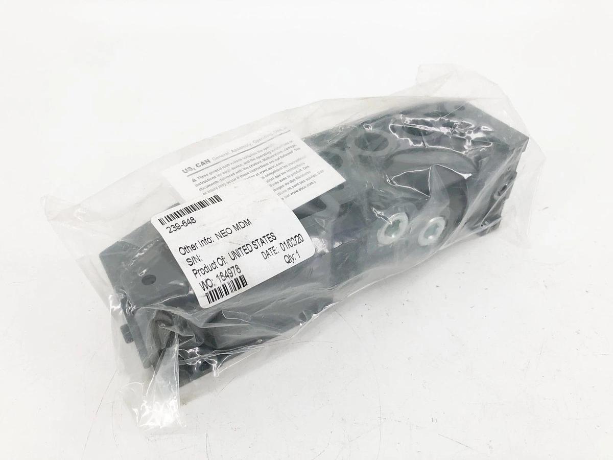 New Numatics 239-648 Manifold Block 1/2" NPT S/B Plug-In Ports