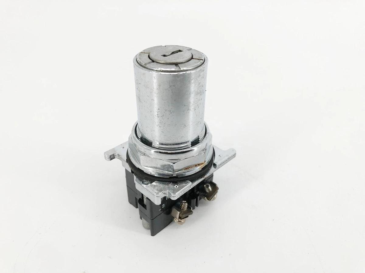 New Cutler Hammer 10250T/9100T Keyed Selector Switch 3-Pos. No Keys - No Box