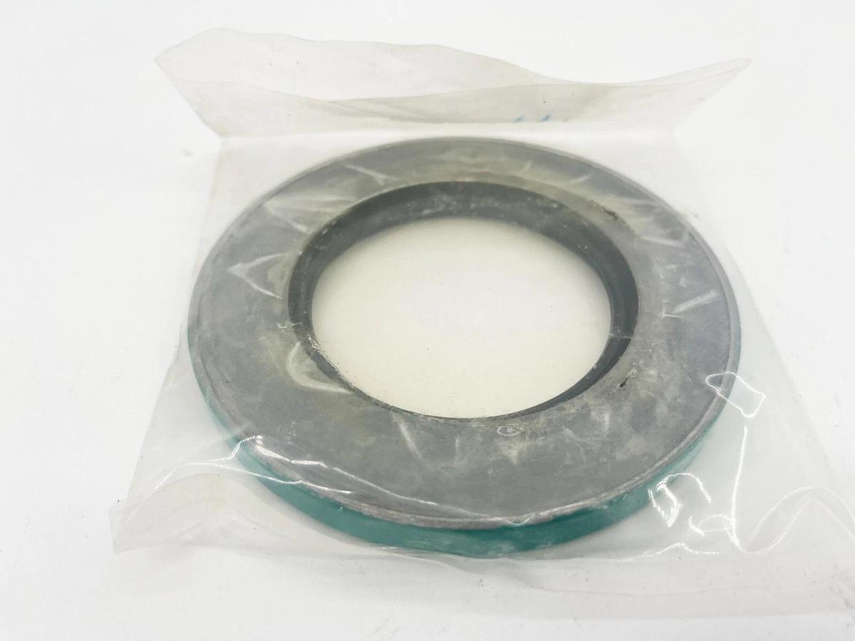 New SKF CR 26368 Oil Seal 2.625" Shaft 4.438" OD 0.438" Width