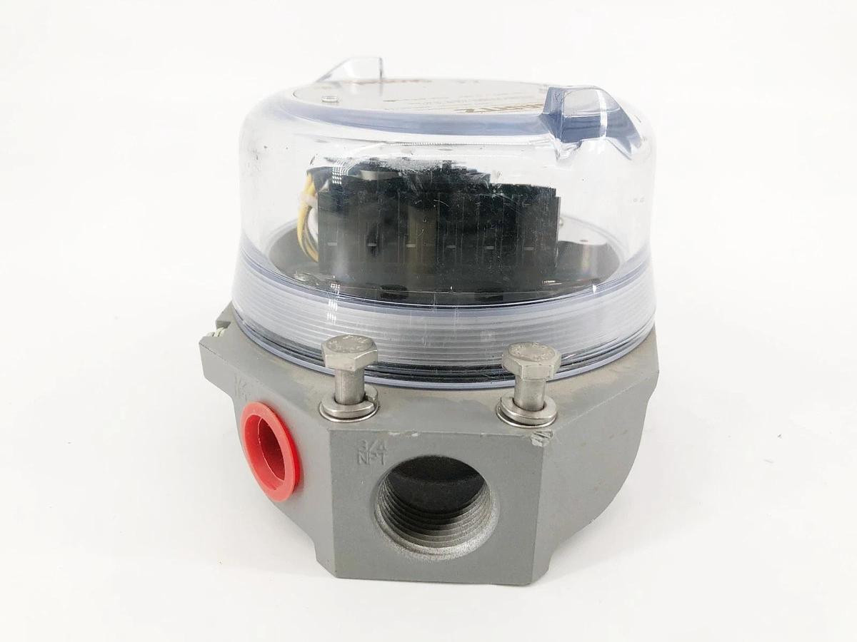 New Stonel QG2WC02SRA Limit Switch 1A 125VAC 4-20mA 10-40VDC - Missing Parts