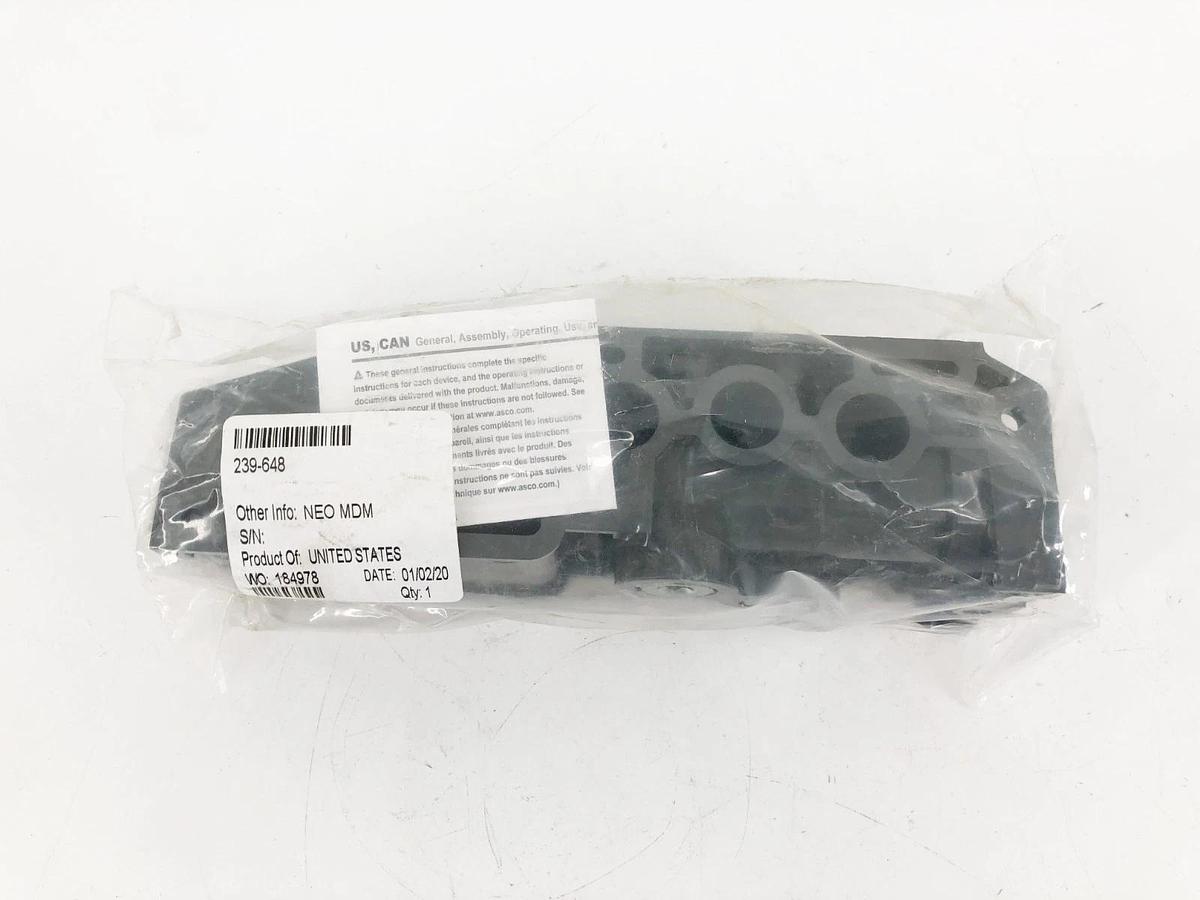 New Numatics 239-648 Manifold Block 1/2" NPT S/B Plug-In Ports