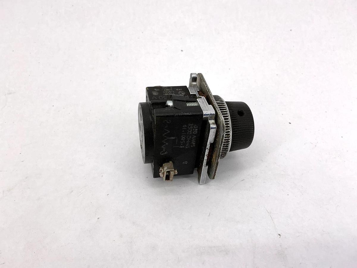 Used Cutler-Hammer 10250T332 Potentiometer 2 Watt Single 2500 OHMS 50V