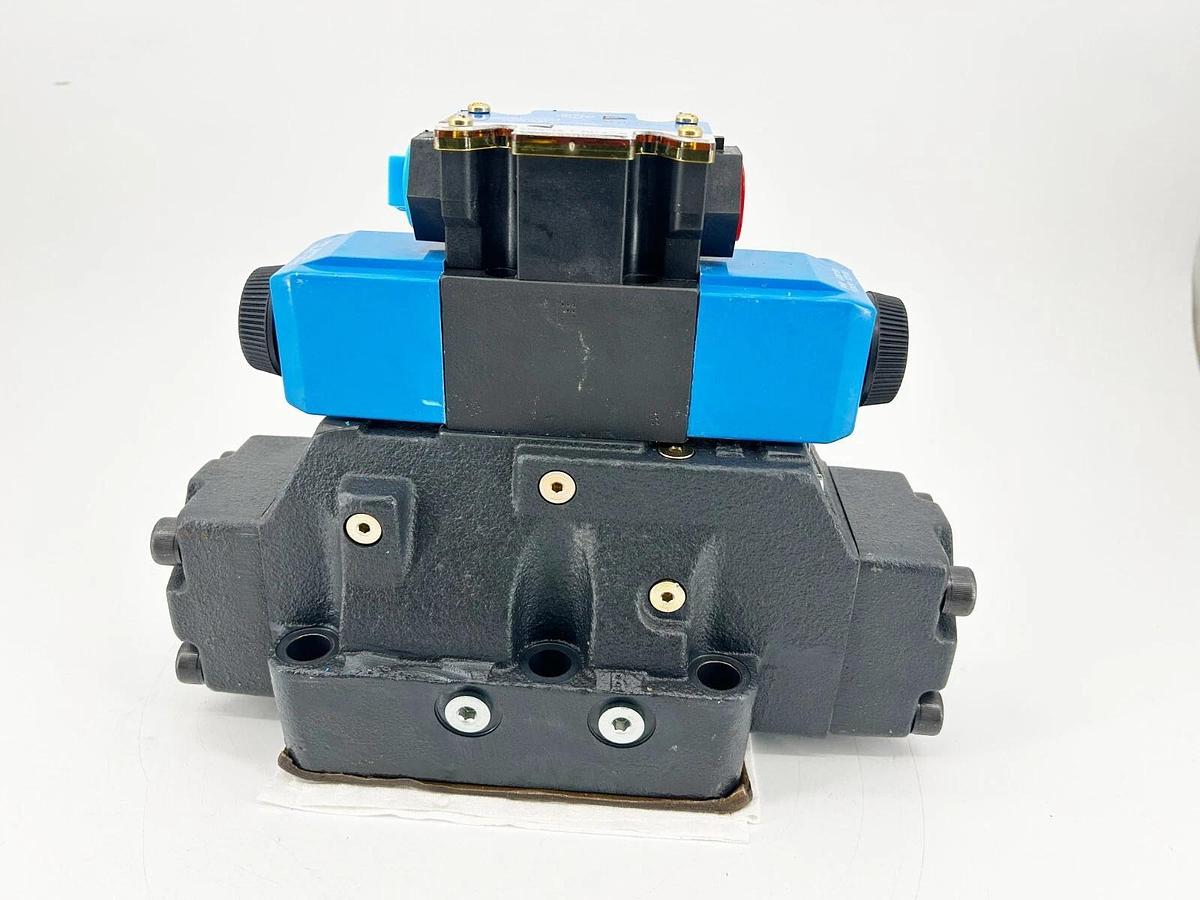 New Eaton DG5V-8-H-2C-M-FW-B-10 Directional Control Valve 120V 02-329117
