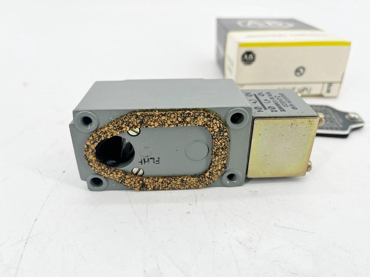 New Allen Bradley 802T-NPU Ser. 1 Oiltight Limit Switch - Old Style Box