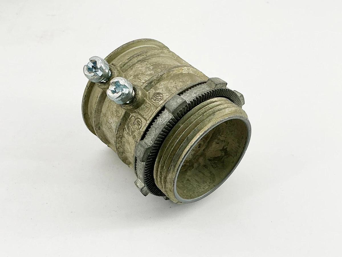 New Lot of 12 Bridgeport 233-DC4 EMT Connector 1-1/4" Set Screw Type No 2
