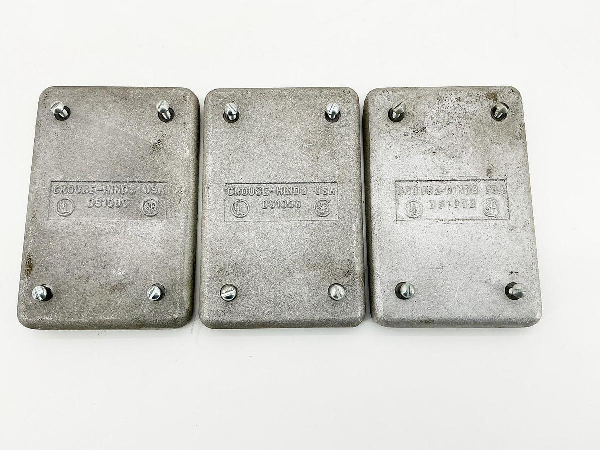 New Lot of 3 Crouse Hinds DS1000 Weatherproof Outlet Cover 0200982