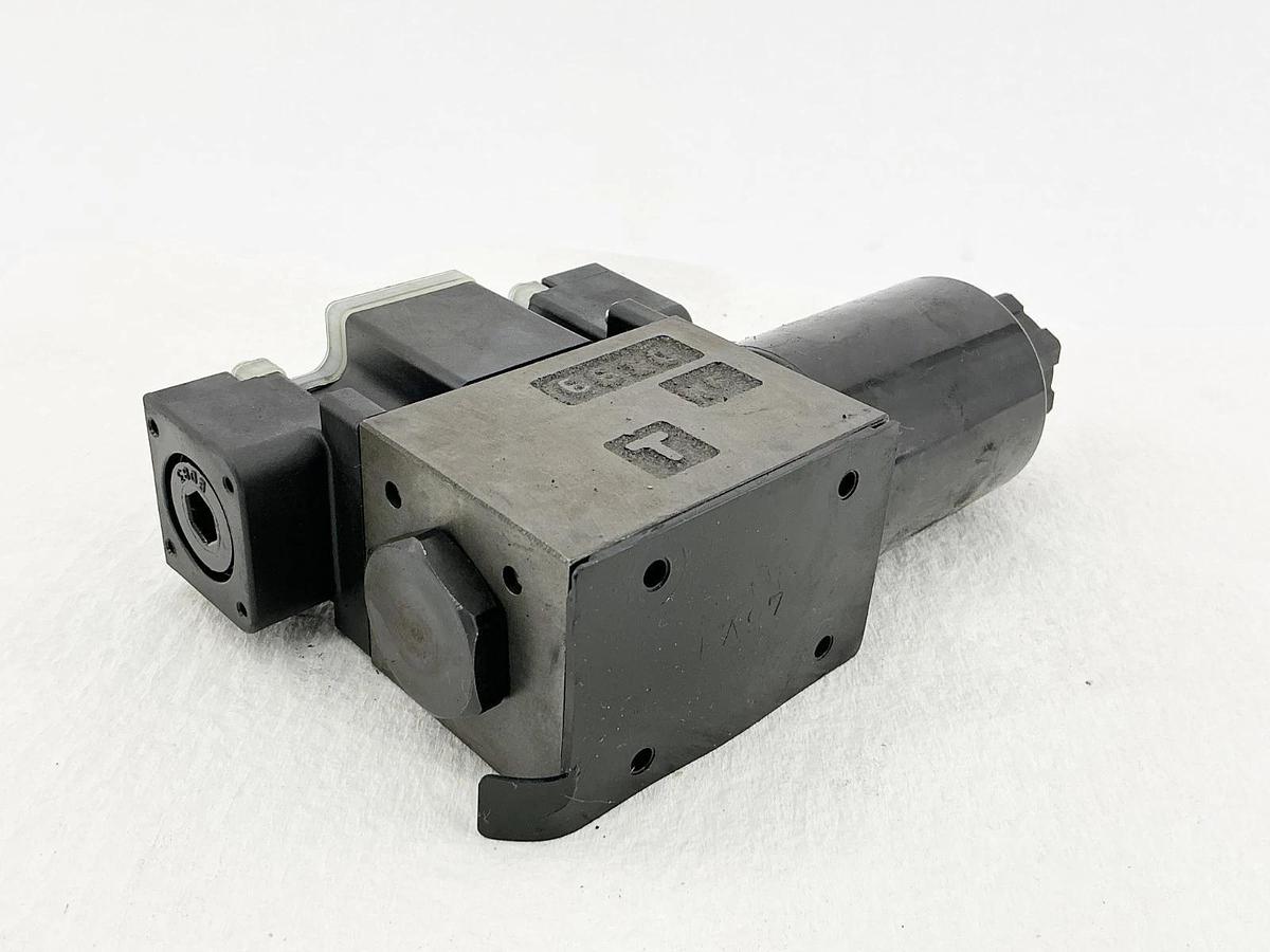 New Nachi SS-G01-A3X-R-D2-E31 Directional Control Valve W/ Light 5075PSI No Box