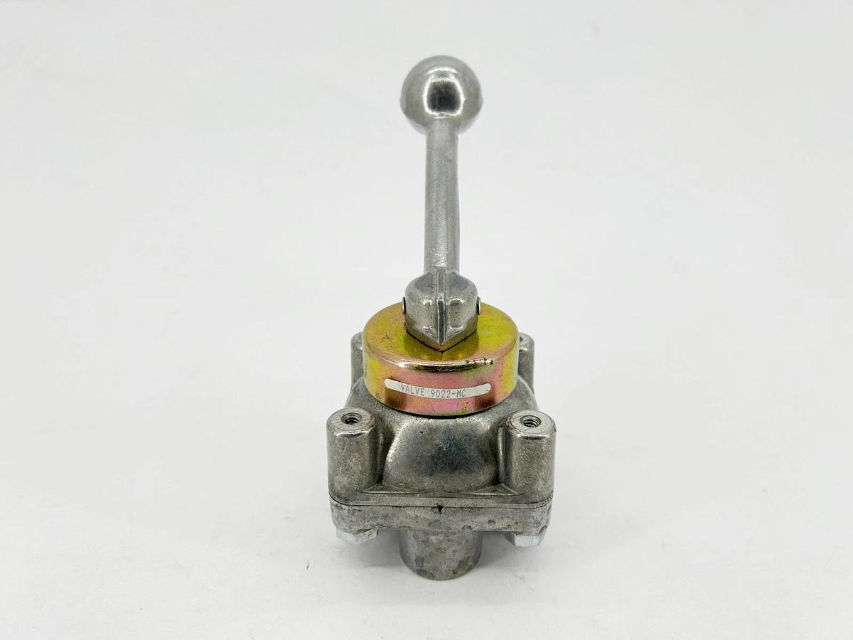 New Barksdale 9022-MC Shear-Seal Directional Control Valve 3/8" NPT - No Box