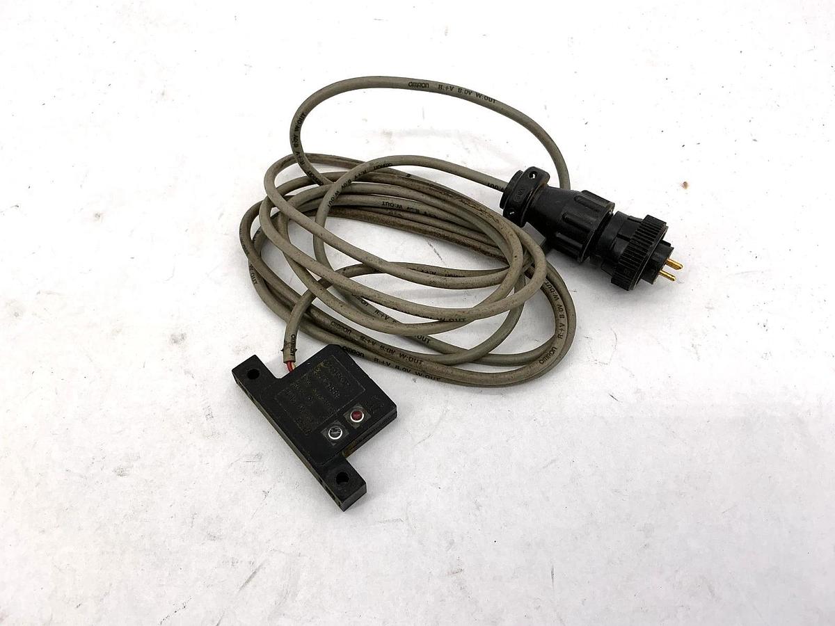 Used Omron E3HF-DS5E2 Photoelectric Sensor Switch 12/24VDC