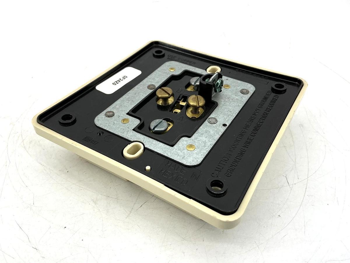 New Leviton 21254-I Grounding 4-in-1 Receptacle 2P 3-Wire 20A 125V - No Box