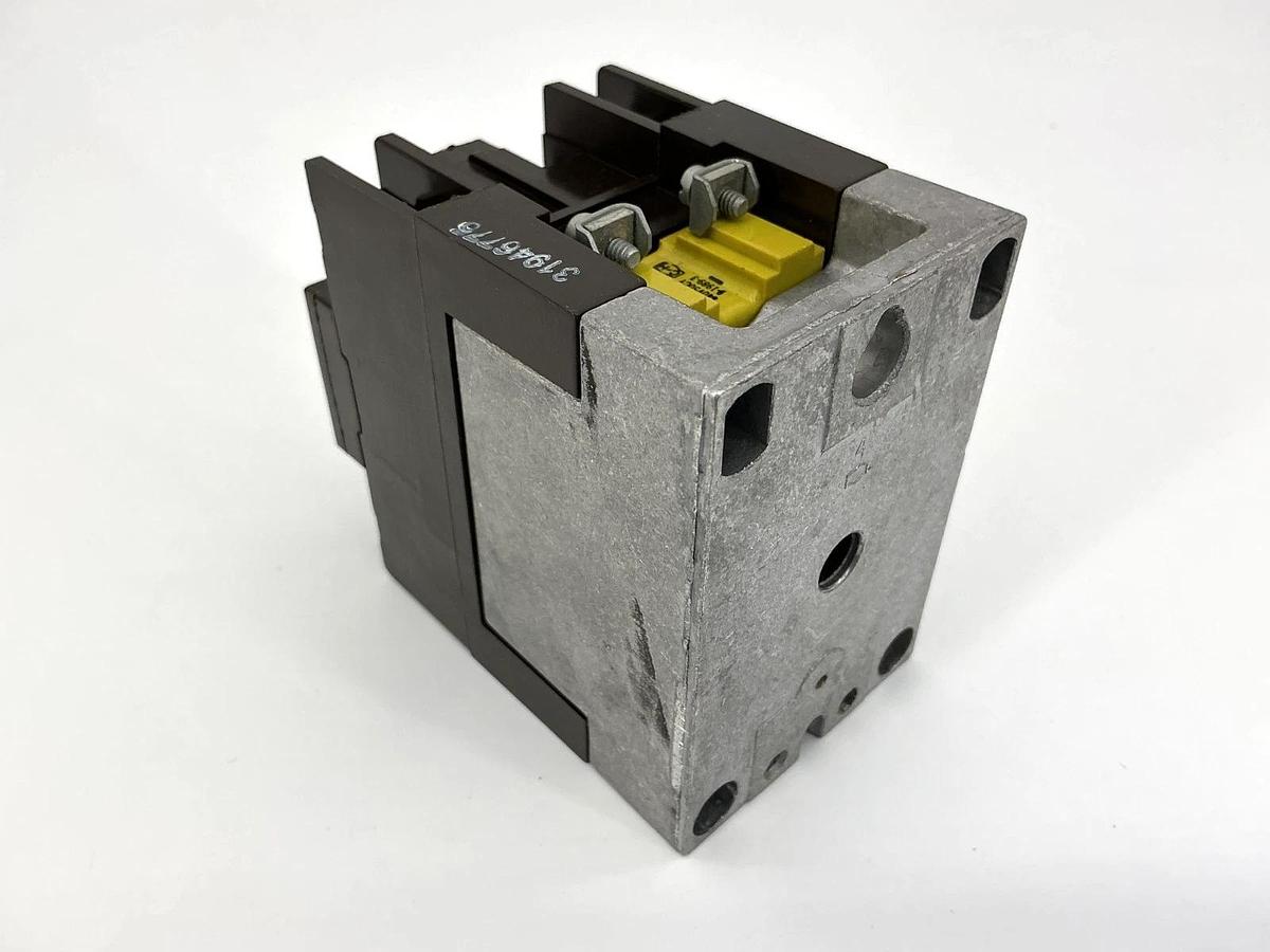 Used Cutler-Hammer D26MR40C Type M Relay 4-Pole 4NO 600V Coil 440/480V 50/60HZ D26MB