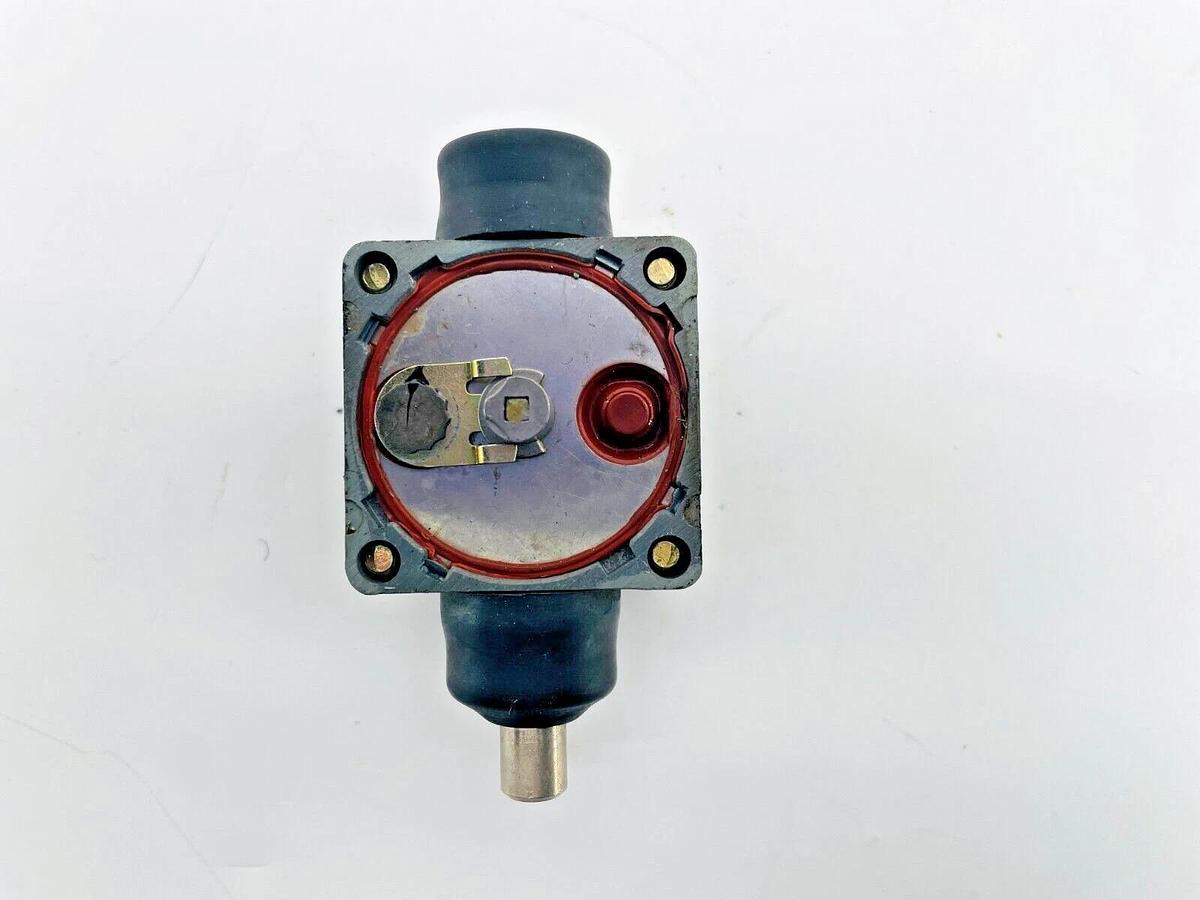New Cutler Hammer E50DH1 Operating Head Side Maintained