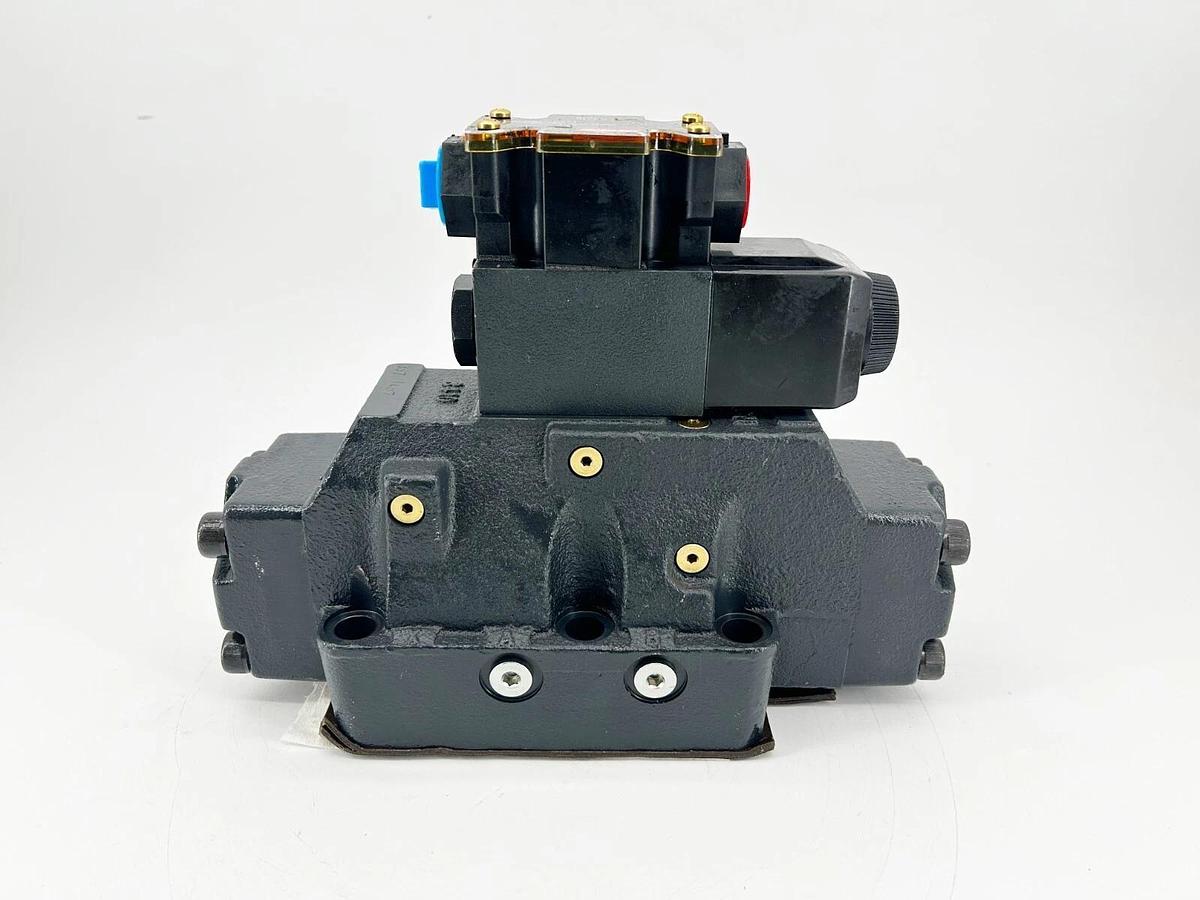 New Vickers DG5V-8-H-2A-M-FW-B-10 Directional Control Valve 02-325842 - No Box