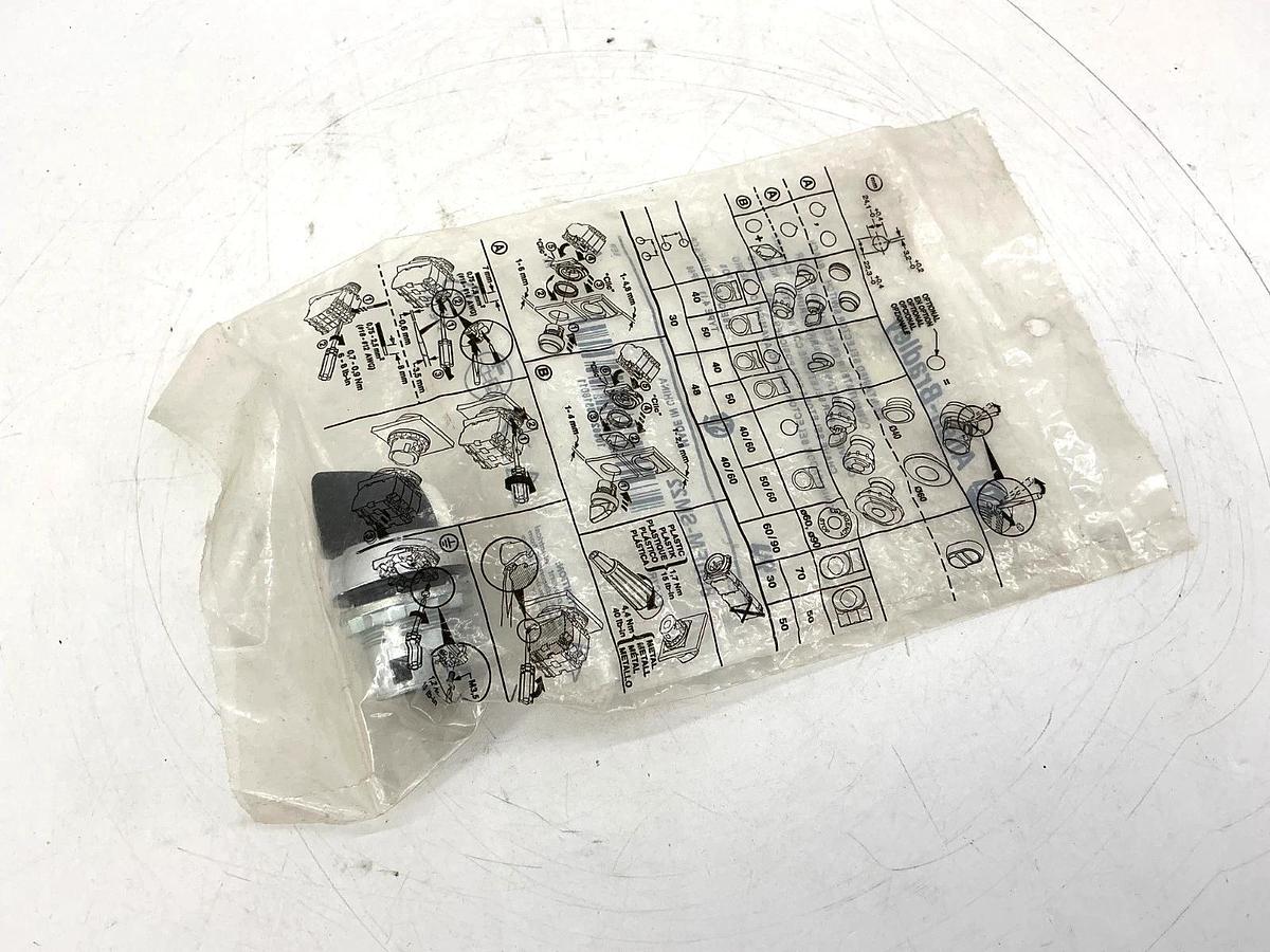 New Allen Bradley 800FM-SM22 Series A Maintained Selector Switch Black 2Pos
