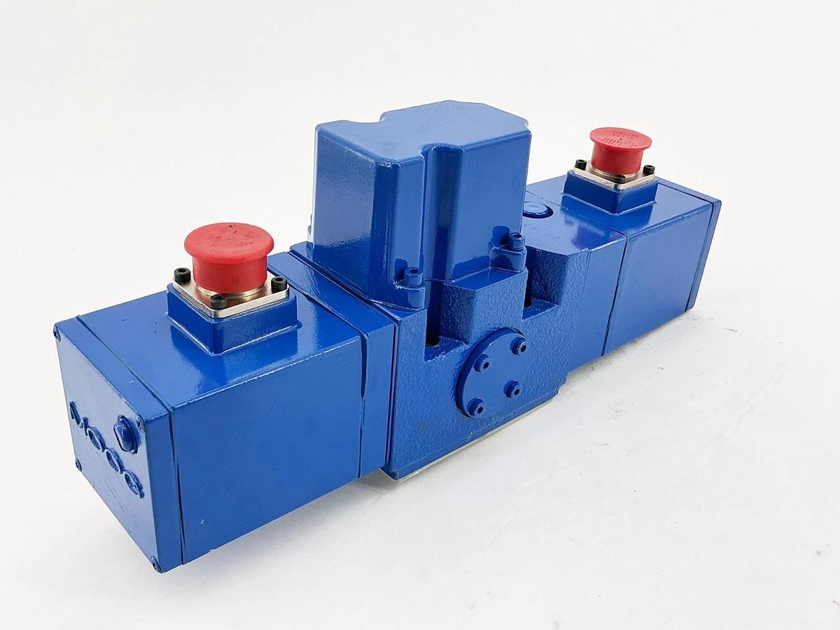 New Moog D651-413 Proportional Valve 210Bar 10-15V - No Box