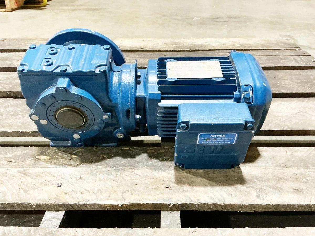 New SEW Eurodrive SAF47DRS71M4 Gearmotor 15-89RPM Output .75HP 230/460V