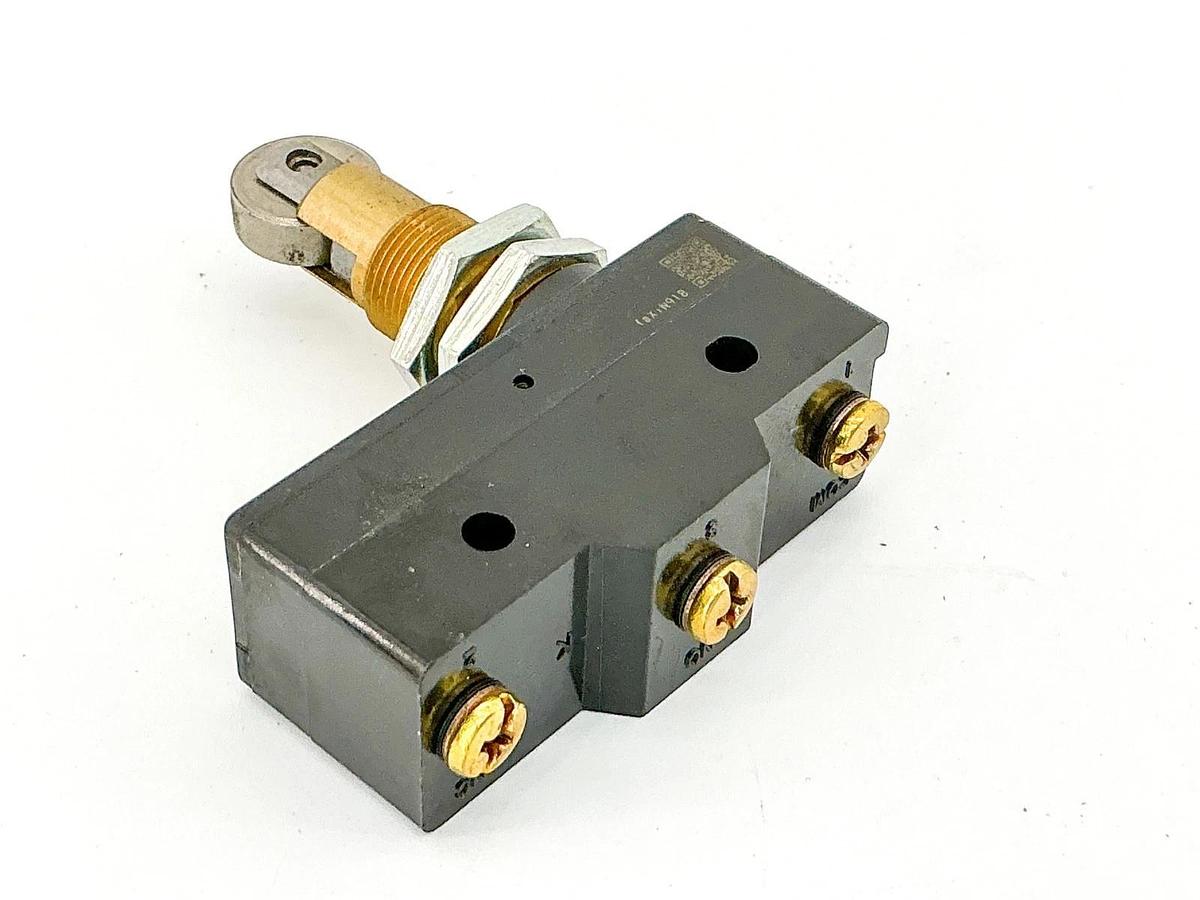 New Lot of 2 Omron Z-15GQ22-B7-K Limit Switch W/ Roller 15A 480V - No Box