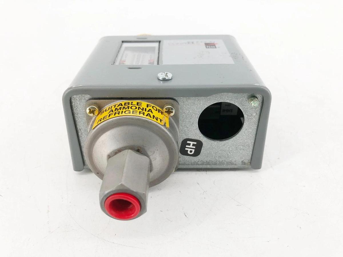 New Johnson Controls P74HA-14 Differential Pressure Control
