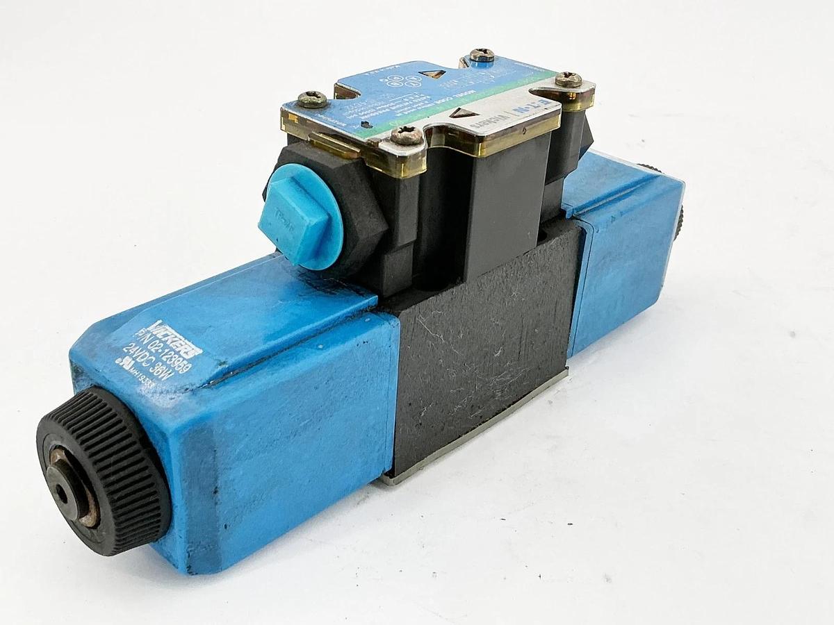 Eaton Vickers DG4V-3S-2C208-M-FTWL-HH5-60 Solenoid Valve 24VDC - No Box