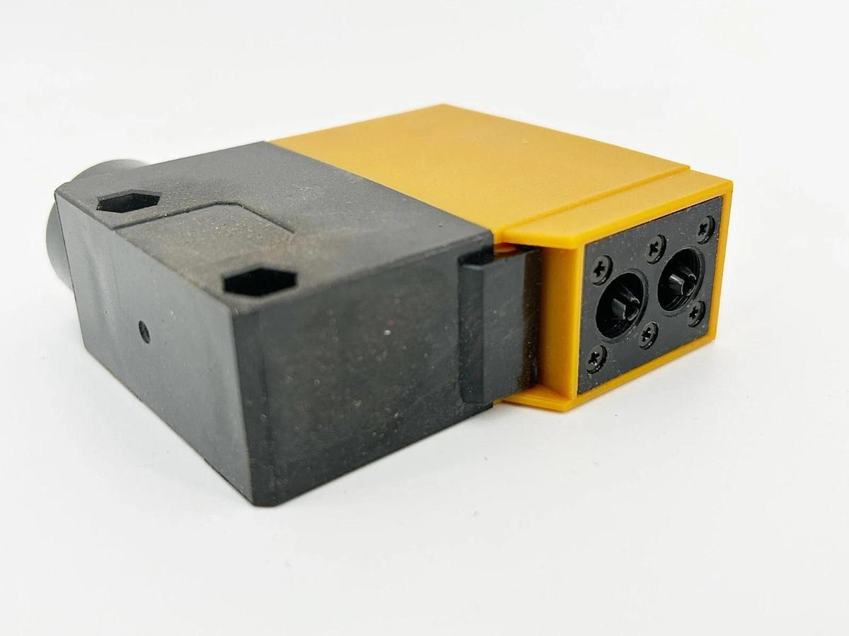 New Omron E3A2-XCM4T Photoelectric Sensor Fiber Optic 240VDC