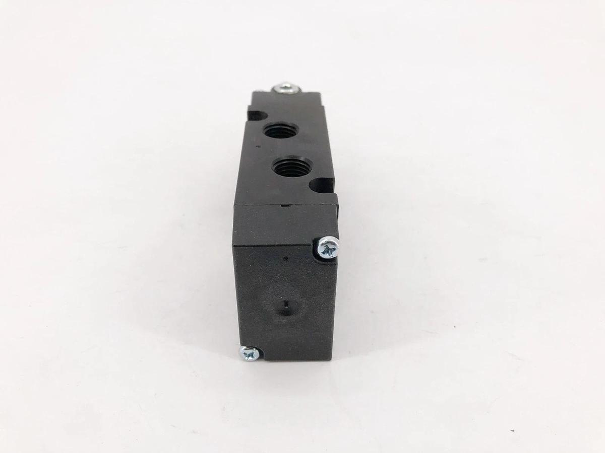 New Parker B511ACB49C Solenoid Valve 1/4" 145psi 24VDC Missing Coil - No Box