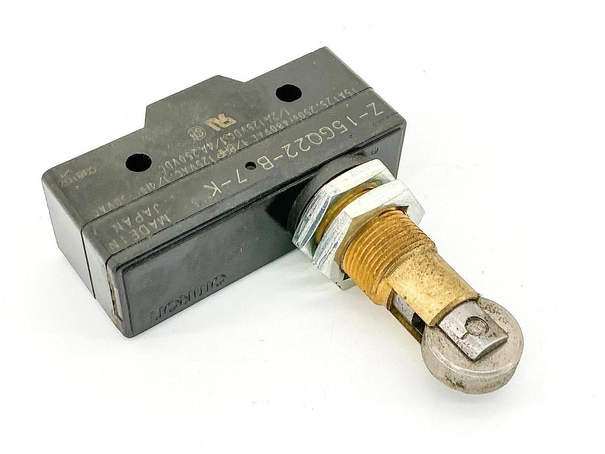 New Lot of 2 Omron Z-15GQ22-B7-K Limit Switch W/ Roller 15A 480V - No Box