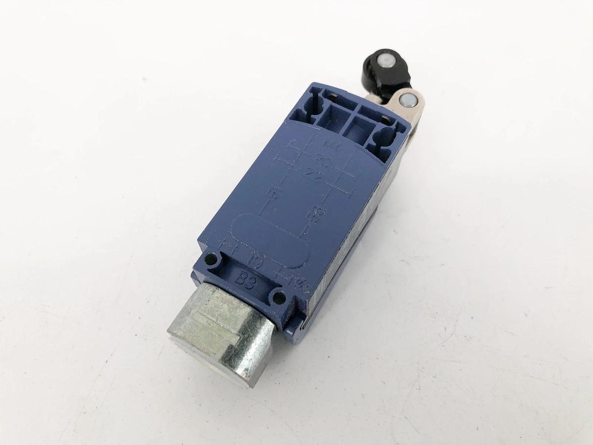 New Telemecanique XCKD2121N12 Limit Switch 240VAC 10A ZCD21 5WJE0